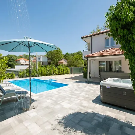 Villa Vinisterra Family-friendly With Pool,jacuzzi Zmijavci